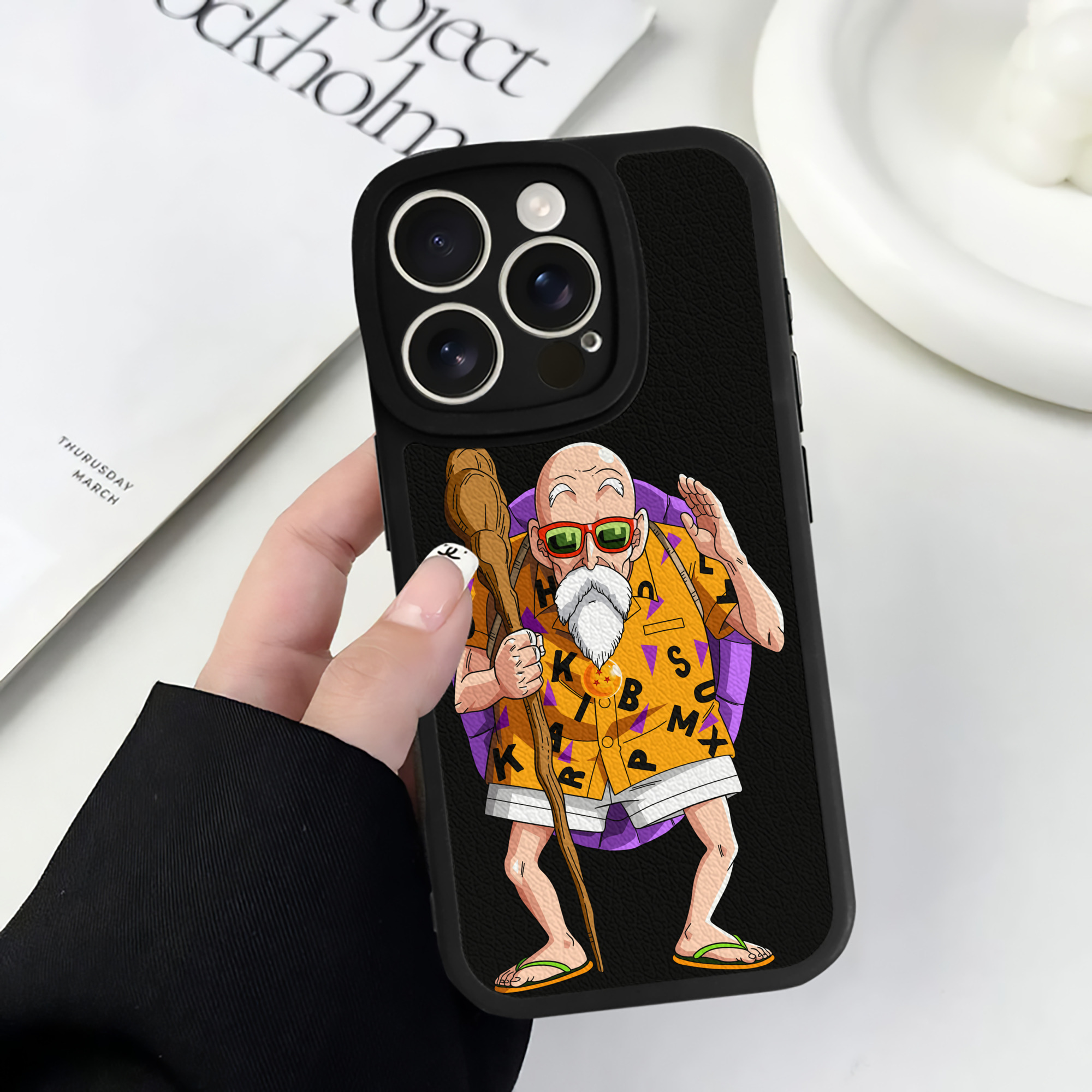 （画像用） ドラゴンボール 亀仙人（かめせんにん） DRAGON BALL Master Roshi Kame Sennin 【iPhone 16シリーズ対応】シリコンスマホケース（レザー調） 材質：シリコン